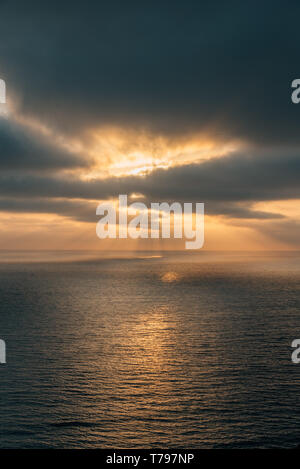 Vue sur l'océan Pacifique au coucher du soleil de Torrey Pines State Reserve à San Diego, Californie Banque D'Images