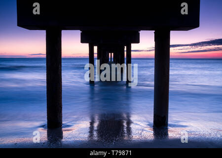 En vertu de l'embarcadère, St Augustine Beach Pier, Floride Banque D'Images
