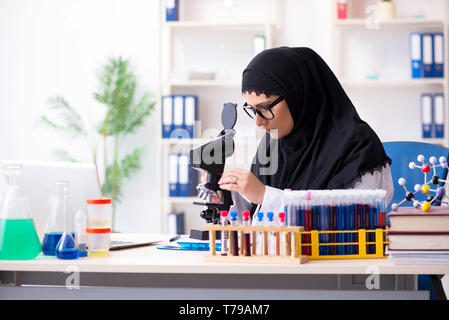 Femme en hijab chimiste dans le laboratoire Banque D'Images