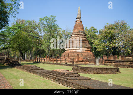 Ancien stupa sur les ruines de la Buddhist Temple de Wat Phra That. Surat Thani, Thaïlande Banque D'Images