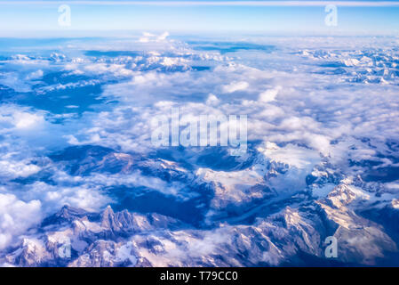 Les nuages de mousson pendre des pics couverts de neige de la gamme Dhauladhar moindre Himalaya en Inde. Prises d'un avion sur un début de juillet matin. Banque D'Images