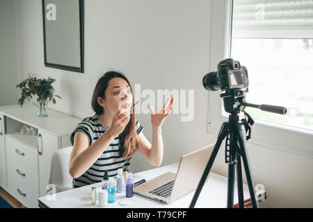 Un blogger ou blogueur vidéo raconte et montre comment les abonnés de faire un miroir. Banque D'Images