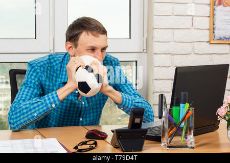 Un employé de bureau dans le milieu de football montres Banque D'Images