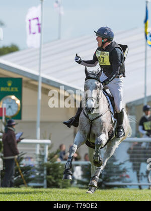 Oliver Townend (GBR) et Classe Ballaghmor participant à la phase de cross-country Mitsubishi Motors Badminton Horse Trials, Badminton , Gloucestershi Banque D'Images