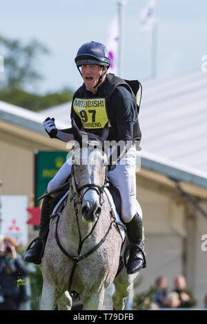 Oliver Townend (GBR) et Classe Ballaghmor participant à la phase de cross-country Mitsubishi Motors Badminton Horse Trials, Badminton , Gloucestershi Banque D'Images