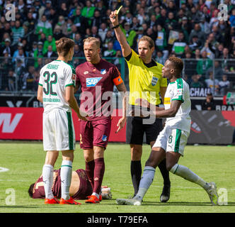 Sports, football, Bundesliga 2018/2019 Borussia Moenchengladbach, vs. TSG 1899 Hoffenheim 2-2, stade Borussia Park, carte jaune à Florian Neuhaus (MG) à gauche par l'arbitre Sascha Stegemann, Florian Grilleitsch (TSG) blessé échoué, droite Denis Zakaria (MG), 3.f.r. le capitaine de l'équipe, Kevin Vogt (TSG), DFL RÈGLEMENT INTERDIT TOUTE UTILISATION DES PHOTOGRAPHIES COMME DES SÉQUENCES D'IMAGES ET/OU QUASI-vidéo Banque D'Images