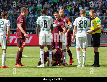 Sports, football, Bundesliga 2018/2019 Borussia Moenchengladbach, vs. TSG 1899 Hoffenheim 2-2, stade Borussia Park, carte jaune à Florian Neuhaus (MG) à gauche par l'arbitre Sascha Stegemann droit, entre l'f.l.t.r. Adam Szalai (TSG), Florian Grilleitsch (TSG) blessé échoué, Denis Zakaria (MG), Ermin Bicakcic (TSG), capitaine de l'équipe Kevin Vogt (TSG), Matthias Ginter (MG), DFL RÈGLEMENT INTERDIT TOUTE UTILISATION DES PHOTOGRAPHIES COMME DES SÉQUENCES D'IMAGES ET/OU QUASI-vidéo Banque D'Images