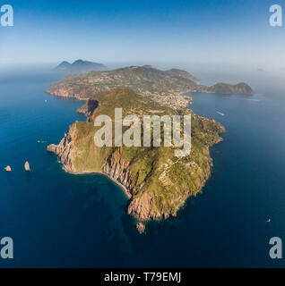 Vue aérienne de Lipari, la plus grande des îles éoliennes dans la mer Tyrrhénienne au large de la côte nord de la Sicile, le sud de l'Italie Banque D'Images