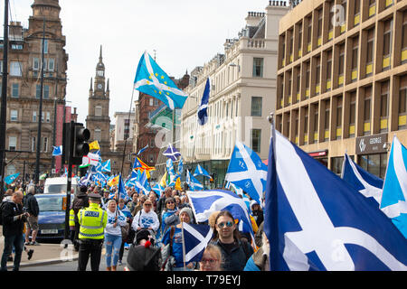 Le tout sous une même bannière (AUOB) mars continue son chemin à travers la place George Square, Glasgow. Beaucoup de sautoires et pro-UE Sautoires voler haut. Banque D'Images