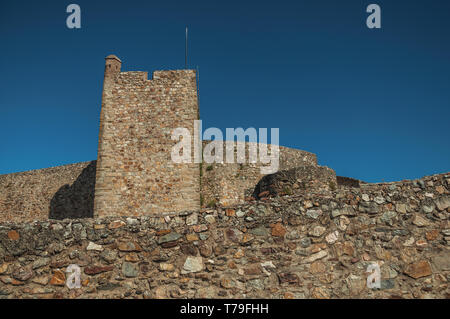 Close-up du mur de pierre épais et solide tour carrée dans une journée ensoleillée au Château Marvao. Un hameau médiéval perché sur un rocher au Portugal. Banque D'Images