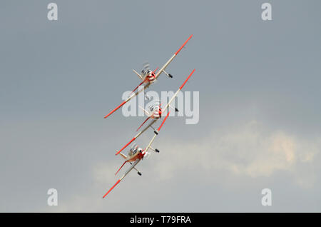 Red Sparrows, une équipe de démonstration aérienne pilotant trois avions DHC-1 Chipmunk de Havilland Canada. Nommez un jeu de mots sur RAF Red Arrows Banque D'Images