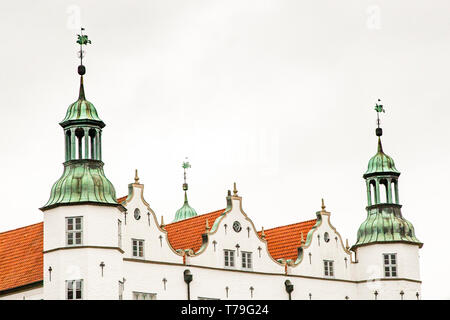 En girouettes-mi-cheval sur le dessus du château d'Ahrensburg, Allemagne Banque D'Images