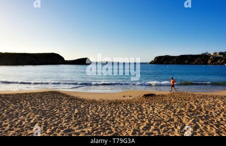 La plage Arenal den Castell Menorca, Minorque, l'homme en marche,jogging, Banque D'Images