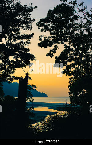Coucher du soleil à Radhanagar beach de Havelock Island, îles Andaman et Nicobar Banque D'Images
