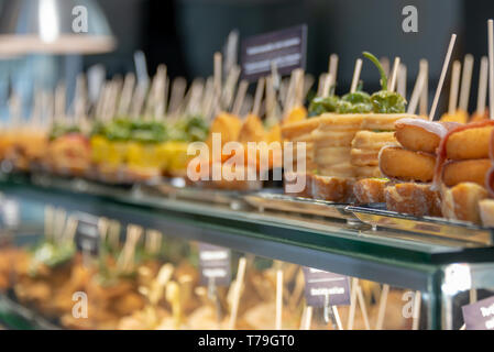 Tapas et pinchos traditionnels sur un comptoir dans un bar en Espagne Banque D'Images