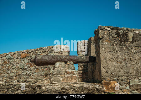 Close-up of old iron cannon dans le mur intérieur en pierre de fief à côté du château de Marvao. Un hameau médiéval perché sur un rocher au Portugal. Banque D'Images