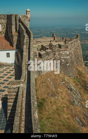 Sentier et escaliers en haut de mur de pierre et de guet sur paysage à la Château Marvao. Un hameau médiéval perché sur un rocher au Portugal. Banque D'Images