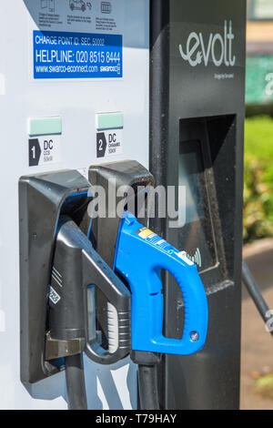 Voiture électrique point de charge-620 à Cambridge, Angleterre, Royaume-Uni. Banque D'Images