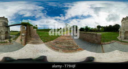 Vue panoramique à 360° de Panorama de 360 degrés du Mausolée de Théodoric à Ravenne, Italie