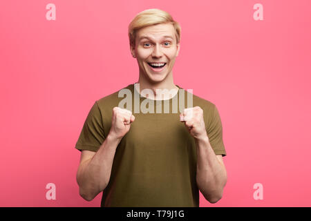 Heureux gagnant célébrant sa chance. la photo en gros. le bonheur. L'émotion et de sentiment. l'homme se réjouissent de la promotion de la bonne nouvelle. Banque D'Images