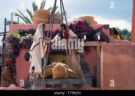 Aladdin est une aventure fantastique romantique musical film réalisé par Guy Ritchie, à partir du scénario co-écrit avec John Août, et produit par Walt Disney Pictures cette photographie n'est pour un usage éditorial uniquement et est l'auteur de la société film et/ou le photographe attribué par le film ou la société de production et ne peut être reproduite que par des publications dans le cadre de la promotion du film ci-dessus. Un crédit obligatoire pour l'entreprise de film est nécessaire. Le photographe devrait également être portés lorsqu'il est connu. Banque D'Images