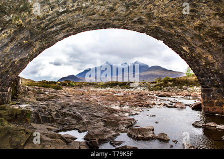 Regardant à travers l'arc de Sligachan vers les Cuillin Hills sur Skye Banque D'Images