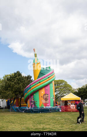 Helter Skelter gonflable lors d'une campagne anglaise juste Banque D'Images