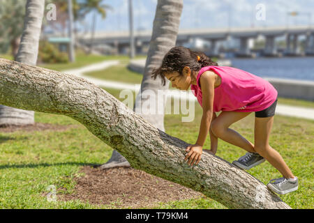 La jeune écolière fait son chemin jusqu'à la malle. Un parc estivales les plus populaires sur le front de mer est où elle aime explorer l'aire de jeu. Banque D'Images