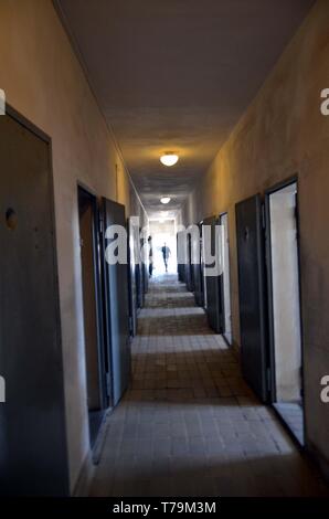 Le couloir dans le bloc cellulaire dans le camp de concentration de Sachsenhausen Nazi Memorial Museum, Oranienburg, Brandenburg, Allemagne. Banque D'Images
