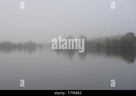 Recherche à travers le lac Dow vers l'Arboretum sur un matin d'automne brumeux, Ottawa, Ontario, Canada. Banque D'Images