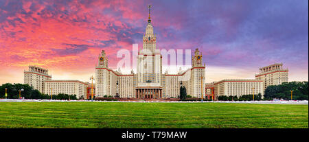 Panorama de l'Université d'État Lomonossov de Moscou au coucher du soleil spectaculaire Banque D'Images