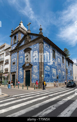 Capela das Almas Église de Porto, Portugal. Sol carrelé azulejo bleu façade extérieure. Banque D'Images