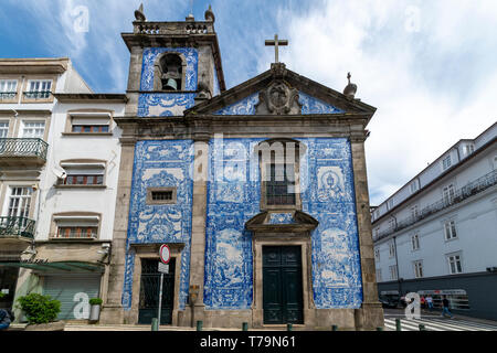 Capela das Almas Église de Porto, Portugal. Sol carrelé azulejo bleu façade extérieure. Banque D'Images