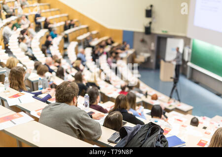 Le président d'une conférence scientifique à la conférence d'événement. Banque D'Images