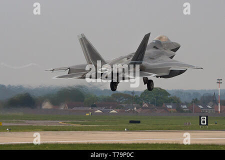 F-22 Raptor sur le point de toucher alors qu'il atterrit à RAF Mildenhall.arrivant Banque D'Images