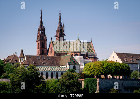 Vue sur la cathédrale de Bâle Munster sur une journée ensoleillée. La Suisse Banque D'Images