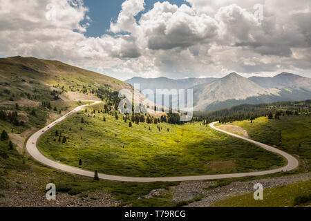 Vaste panorama de la vue sur un grand Horseshoe Bend sur Cottonwood pass en Californie USA avec courses de voitures vers le sommet Banque D'Images