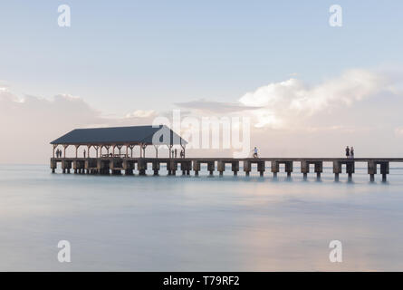 Eau calme entoure la jetée à aube sur la jetée d'Hanalei Kauai Hawaii avec une longue exposition pour lisser les courbes pour créer scène paisible Banque D'Images