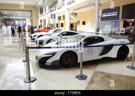 Dubaï, Émirats arabes unis - le 18 novembre : La McLaren 675LT, Audi R8 et Mercedes Benz GT R coupe de voitures de police de Dubaï sont sur Dubai Motor Show 2017 le 18 novembre 20 Banque D'Images