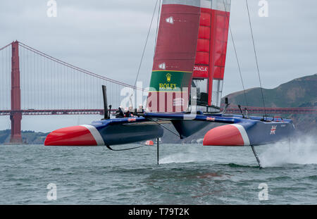 Grande Bretagne SailGP Team skippé par Dylan Fletcher l'échauffement avant la course 4 de la flotte au cours de l'événement 2, la saison 1 de l'SailGP cas à San Francisco, Californie, États-Unis. Banque D'Images