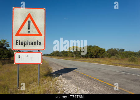 Gros plan du peuple namibien d'avertissement pour les conducteurs routiers méfiez-vous des éléphants traverser la route Banque D'Images