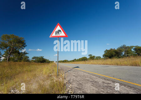 Gros plan du peuple namibien d'avertissement pour les conducteurs routiers méfiez-vous des éléphants traverser la route Banque D'Images