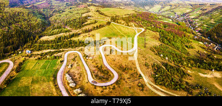 Panneaux lattés Serpentine road sur les collines. Route sinueuse dans les montagnes alpines. Carpates, Ukraine Banque D'Images