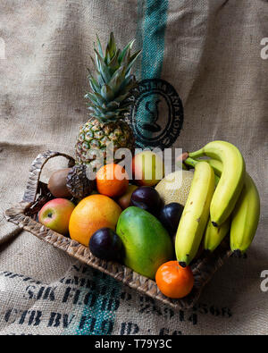 Allume la fenêtre Corbeille de fruits sur un fond en tissu sac Banque D'Images