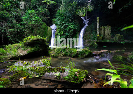 Dans Taquaruvira cascade Cachoeira Iporanga, Brésil Banque D'Images