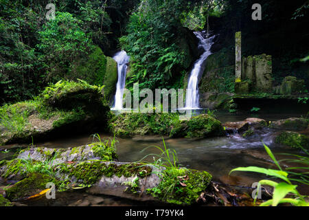 Dans Taquaruvira cascade Cachoeira Iporanga, Brésil Banque D'Images