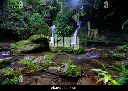 Dans Taquaruvira cascade Cachoeira Iporanga, Brésil Banque D'Images