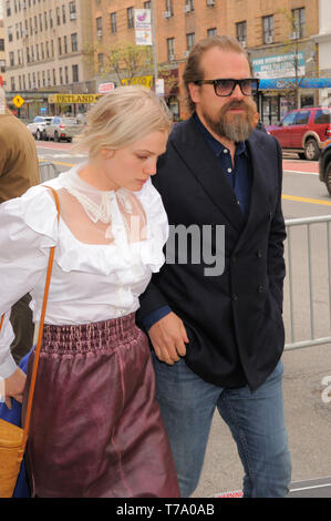 NEW YORK, NY - 27 avril 2019 : David Harbour et Alison Sudol a vu arriver à la première de "bonne posture" à New York. Banque D'Images