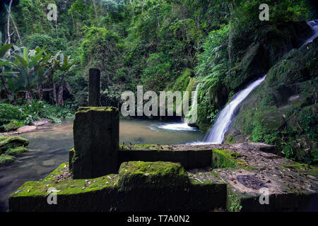 Dans Taquaruvira cascade Cachoeira Iporanga, Brésil Banque D'Images