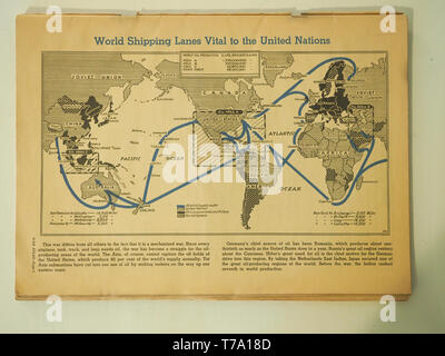 Publication éditoriale de Janvier 2, 1943 montrant le monde des voies de navigation indispensables à l'Organisation des Nations Unies, les distances et la production de pétrole dans le monde. Pu Banque D'Images